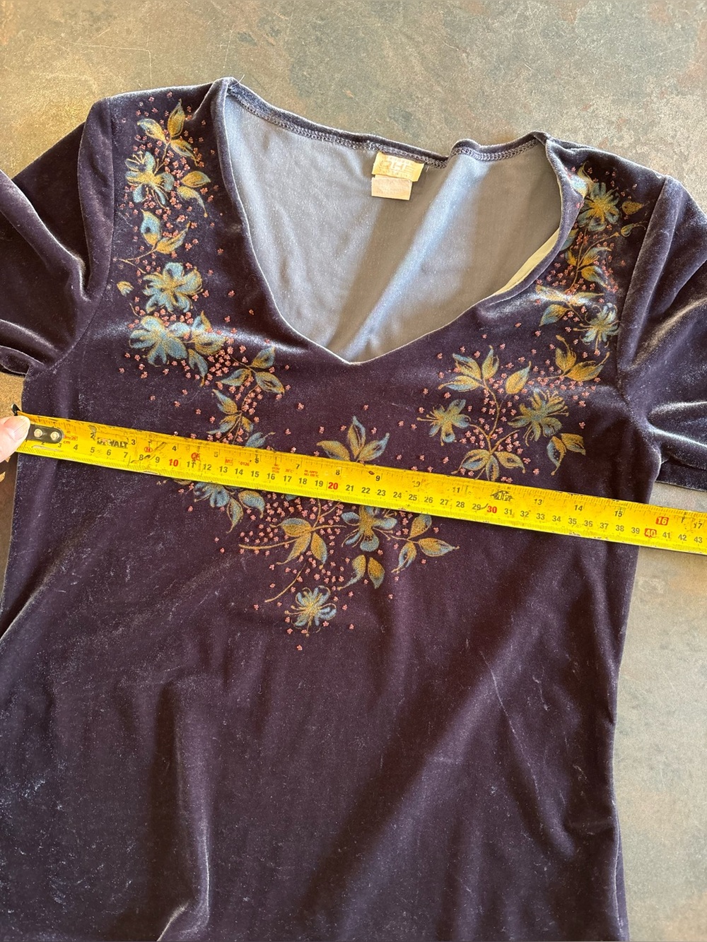 90’s Vintage Women's Floral V-Neck Velvet Top in Deep Plum Large - Picture 5 of 10